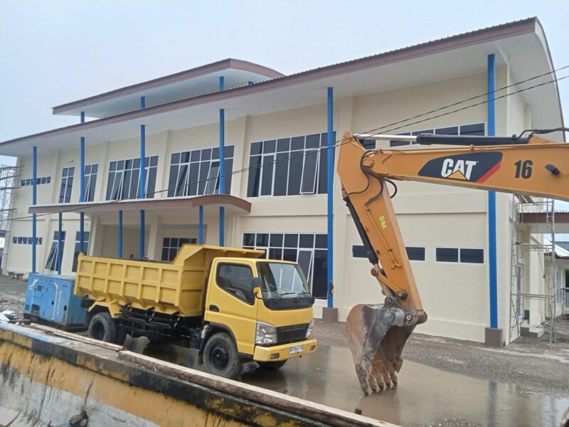 Aktivitas Alat Berat Sedang Melakukan Pekerjaan Proyek jembatan Dan Gedung Ruang Tunggu pelabuhan Yos Soedarso Dobo.
